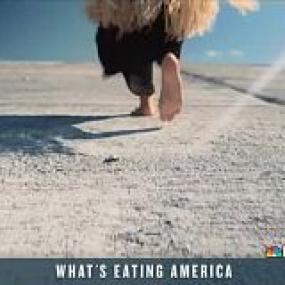 Whats Eating America With Andrew Zimmern S01E01 Whos Feeding America HDTV x264<span style=color:#fc9c6d>-CRiMSON[TGx]</span>